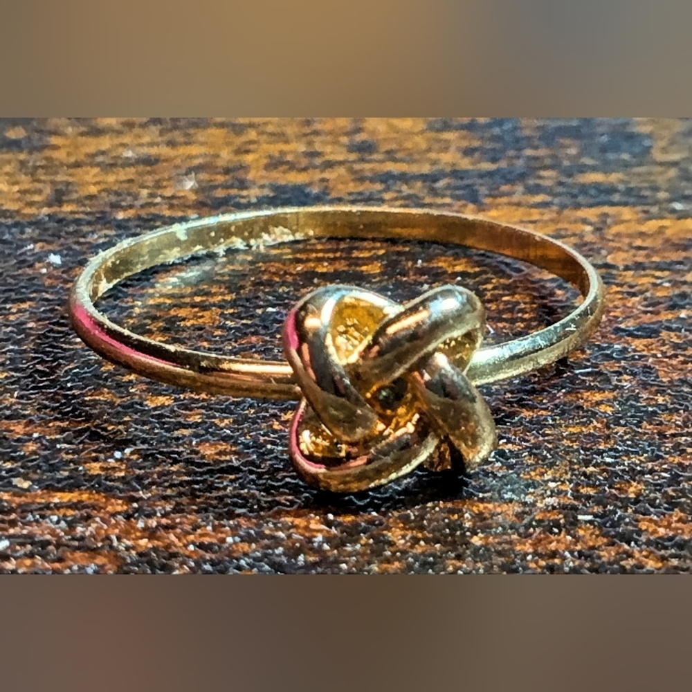 Elegant Gold Knot Ring